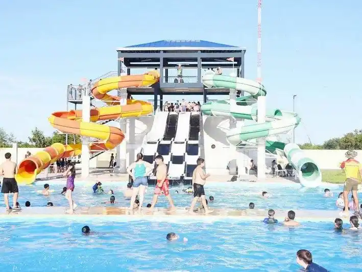 Comenzó la temporada de verano: cientos 
de familias ya disfrutan del parque acuático