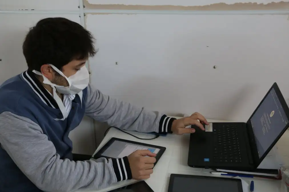 A través de tablets y notebooks cargan los datos al sistema del COES.