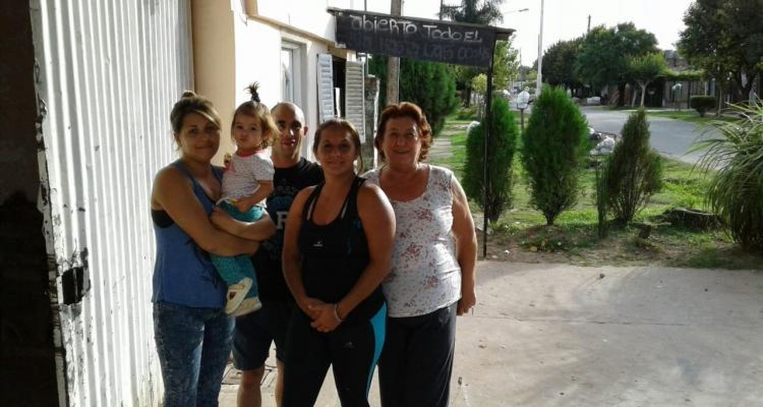 El domingo los vecinos salieron a la vereda