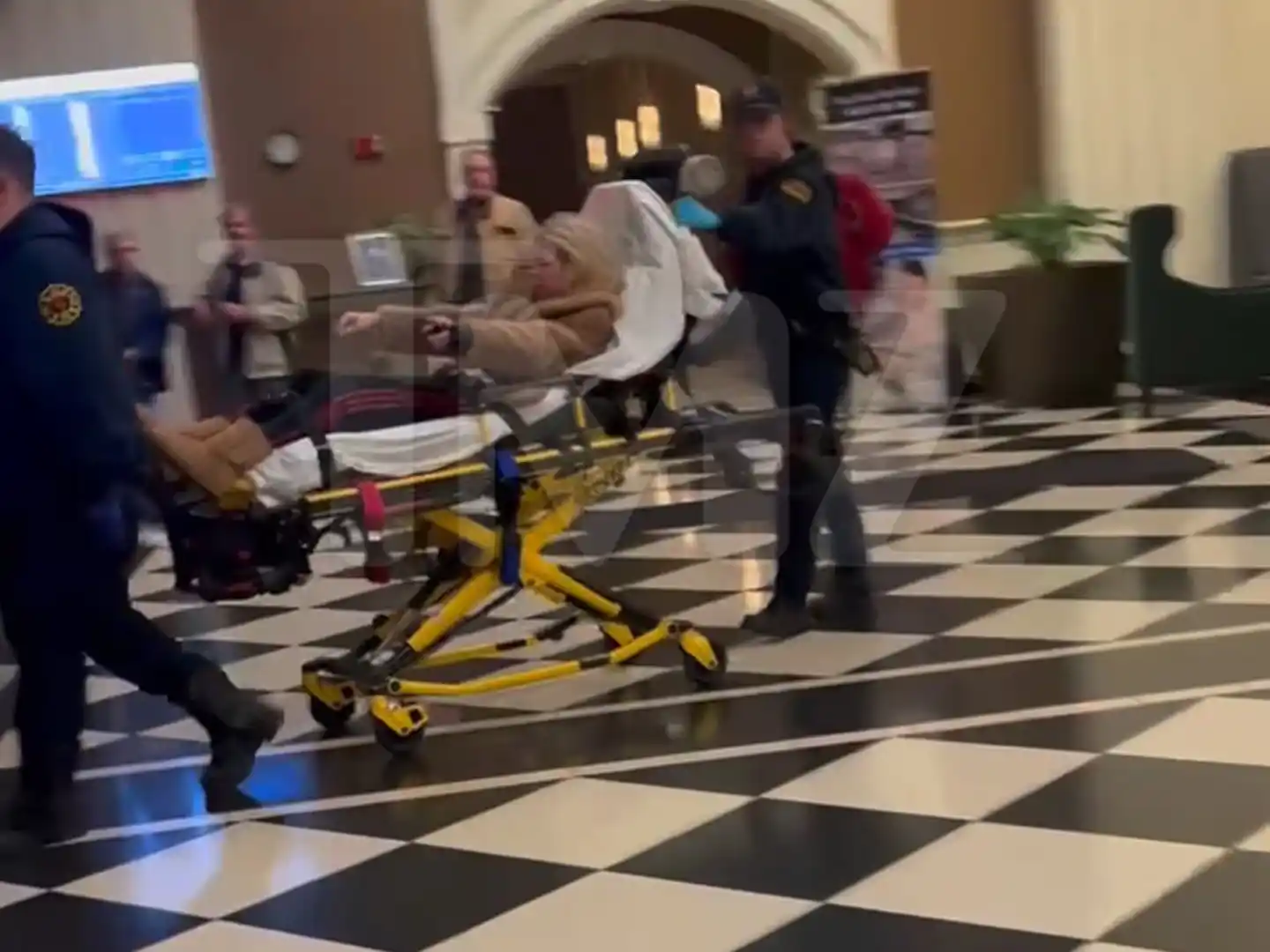 El momento en el que se llevan a Tara Reid en una camilla. (Foto: TMZ)