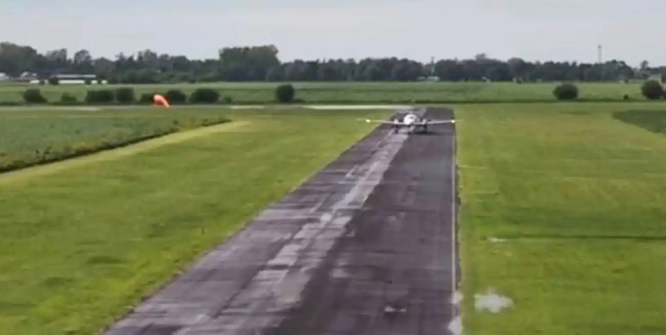 El momento del aterrizaje en Venado Tuerto inaugurando la ruta comercial.