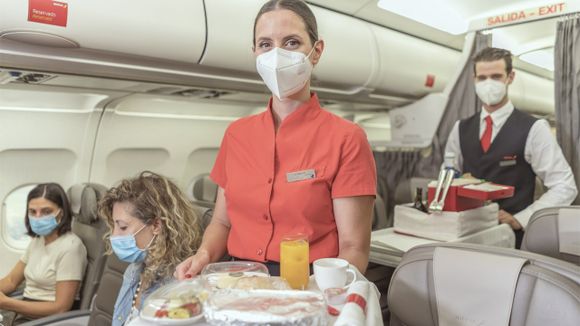 Iberia renueva la  experiencia gastronómica en vuelos de corta y media distancia