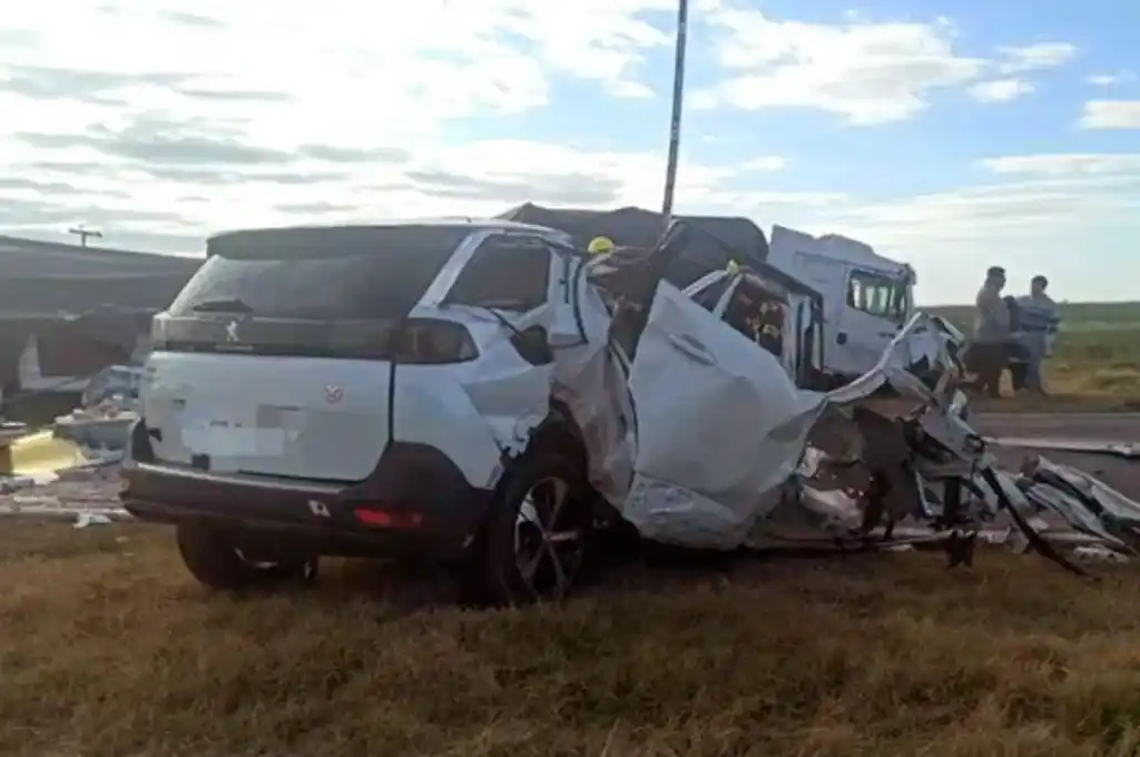 Accidente fatal en Córdoba: cuatro muertos tras chocar un auto contra un camión