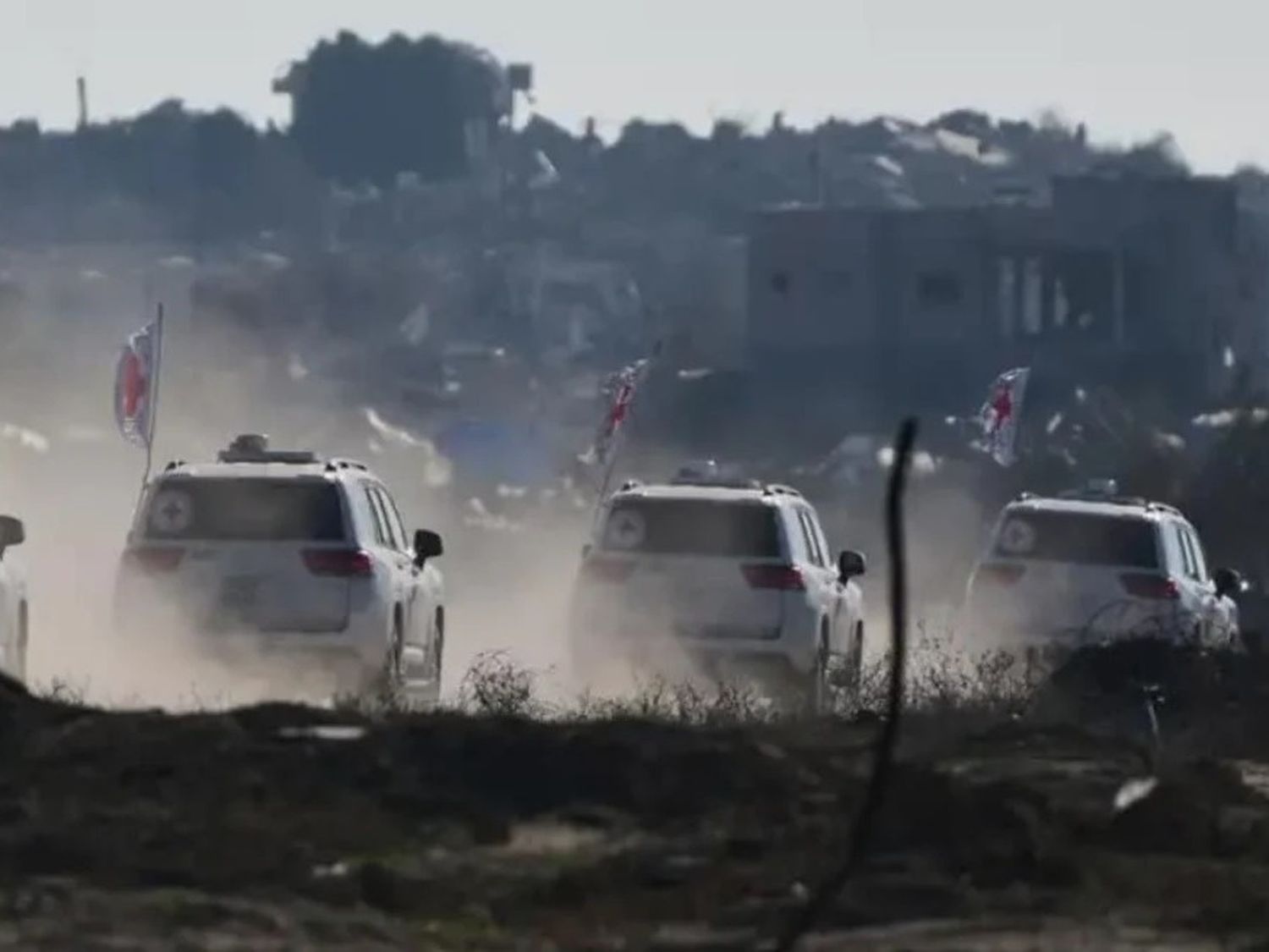 La Cruz Roja transportó a otro rehén israelí liberado por Hamás. Abdel Kareem/AP/DW