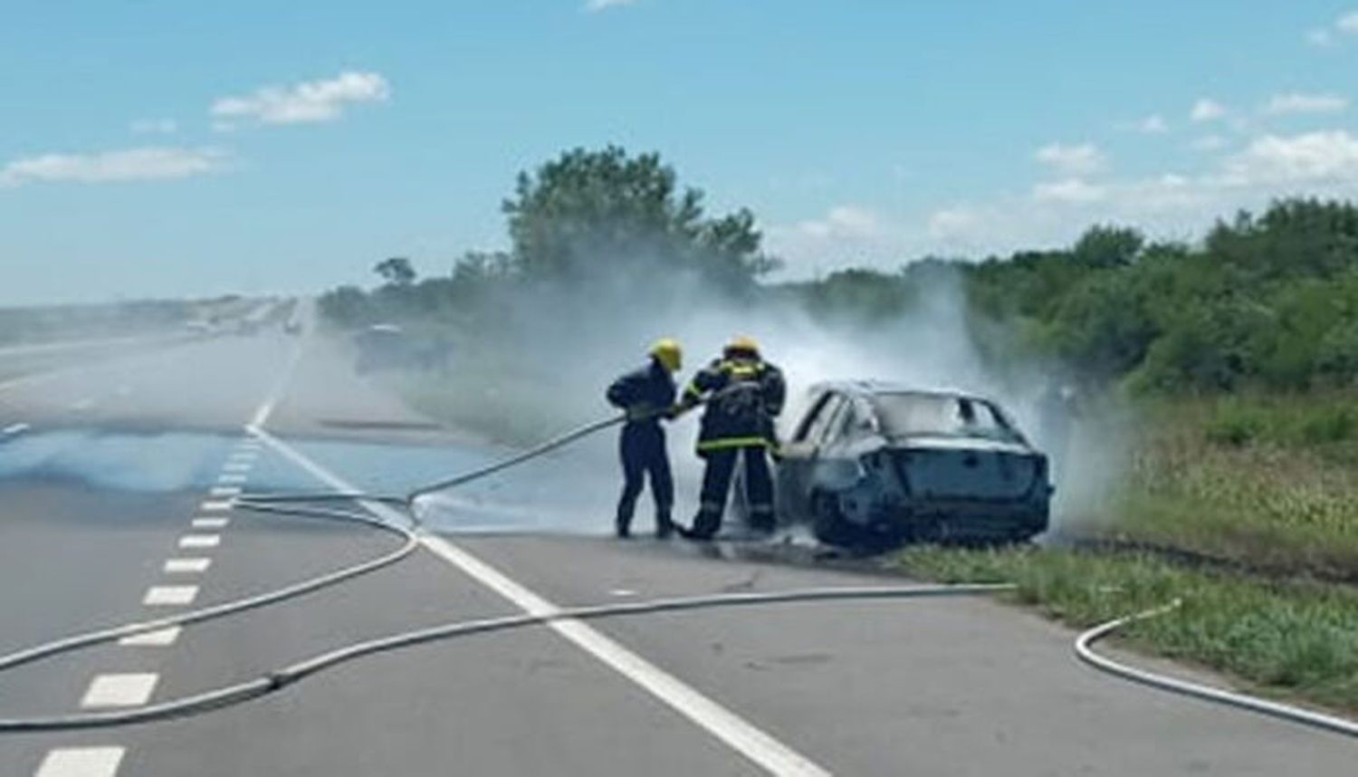 Se incendió un automóvil en plena Autovía 14: sin lesionados