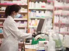 Farmacias impulsan cursos virtuales para que personas desocupadas se incorporen al sector