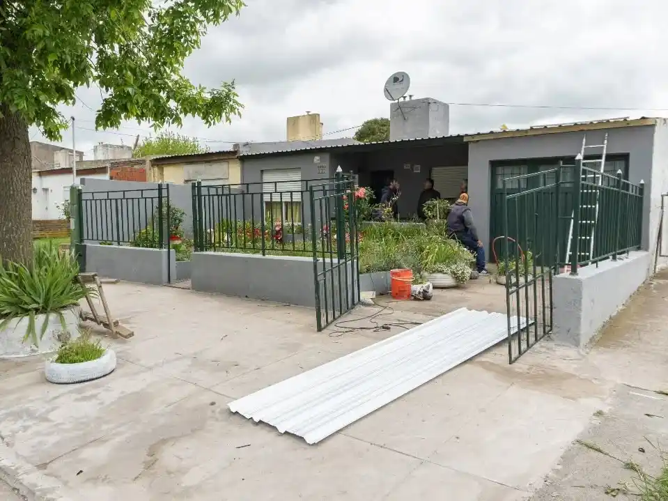 Cuadrillas de trabajadores municipales reparan techos de las viviendas de vecinos en la ciudad cabecera. También se relevan los daños en predios municipales