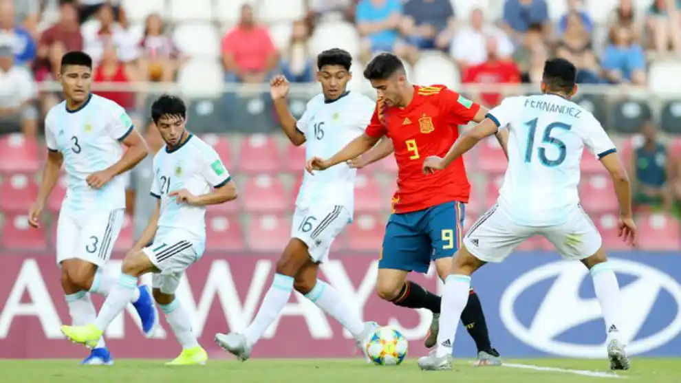 Argentina empató con el subcampeón España en su debut en Brasil