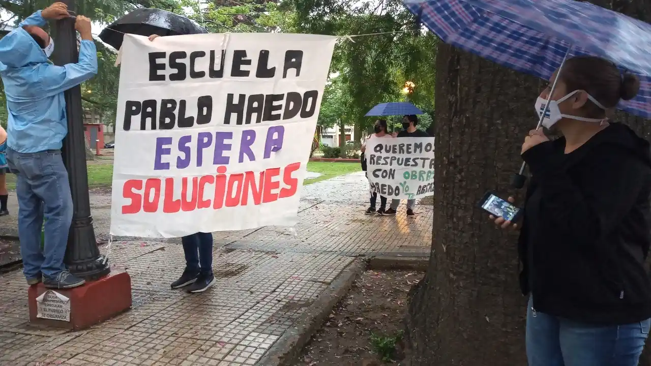 Docentes y alumnos de la Escuela "Pablo Haedo" reclamaron por la falta de clases de dos divisiones