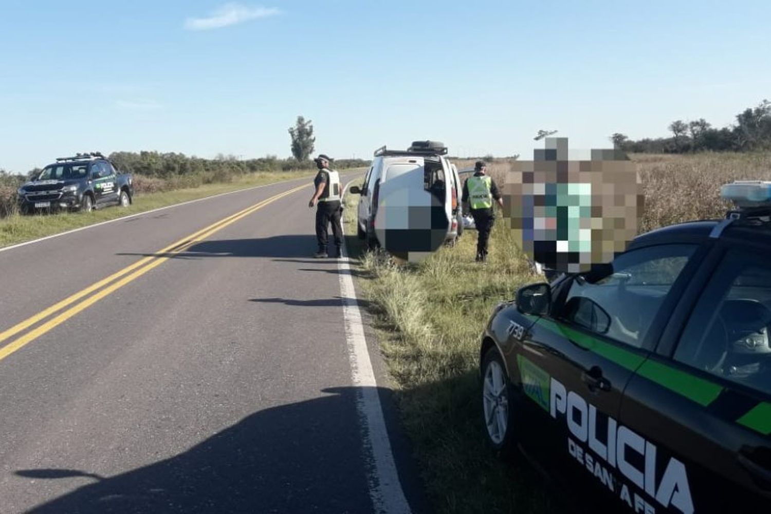 Les dio positivo el control de alcoholemia: reaccionaron violentamente y golpearon a una mujer policía 