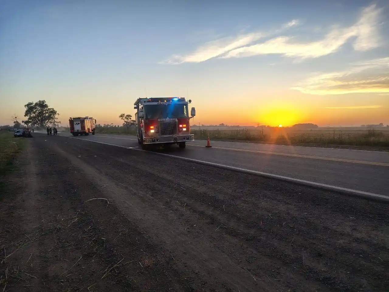 Bomberos, Policía y personal de salud trabajaron durante la madrugada en el rescate y las pericias del choque frontal que dejó cinco víctimas fatales cerca del acceso a Alcorta.