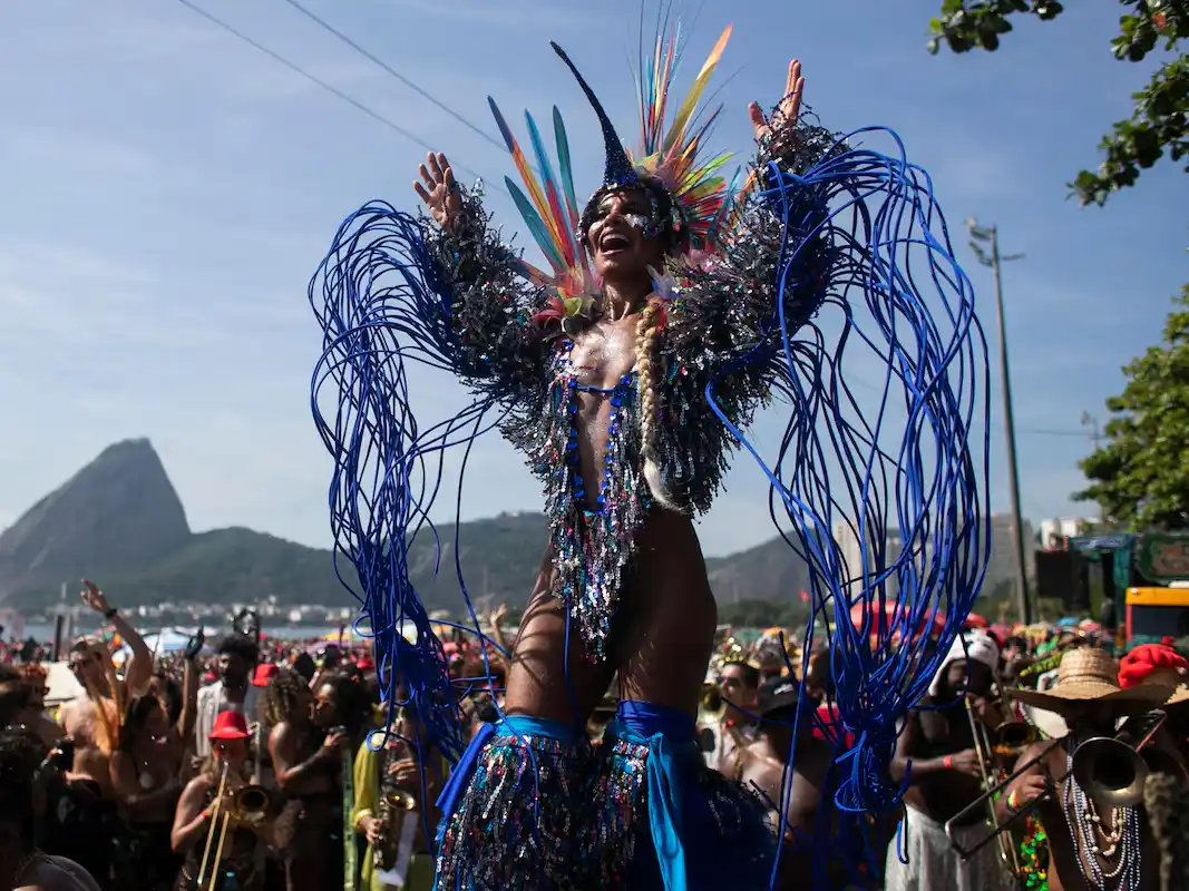 El Carnaval explotó de alegría en las calles de Río de Janeiro y otras ciudades: las mejores fotos de la fiesta