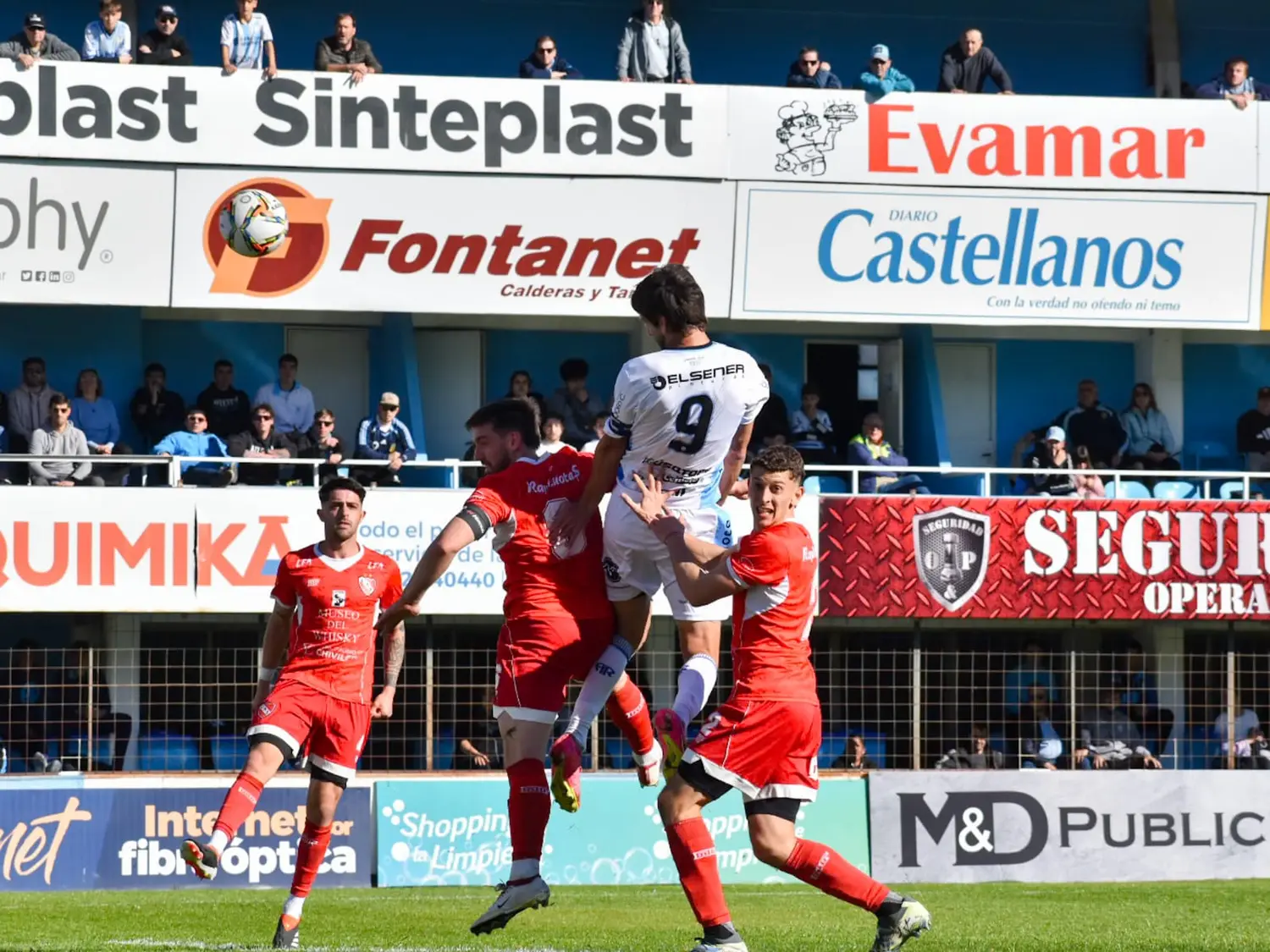 Lucas Albertengo, el capitán, convirtiendo de cabeza.
