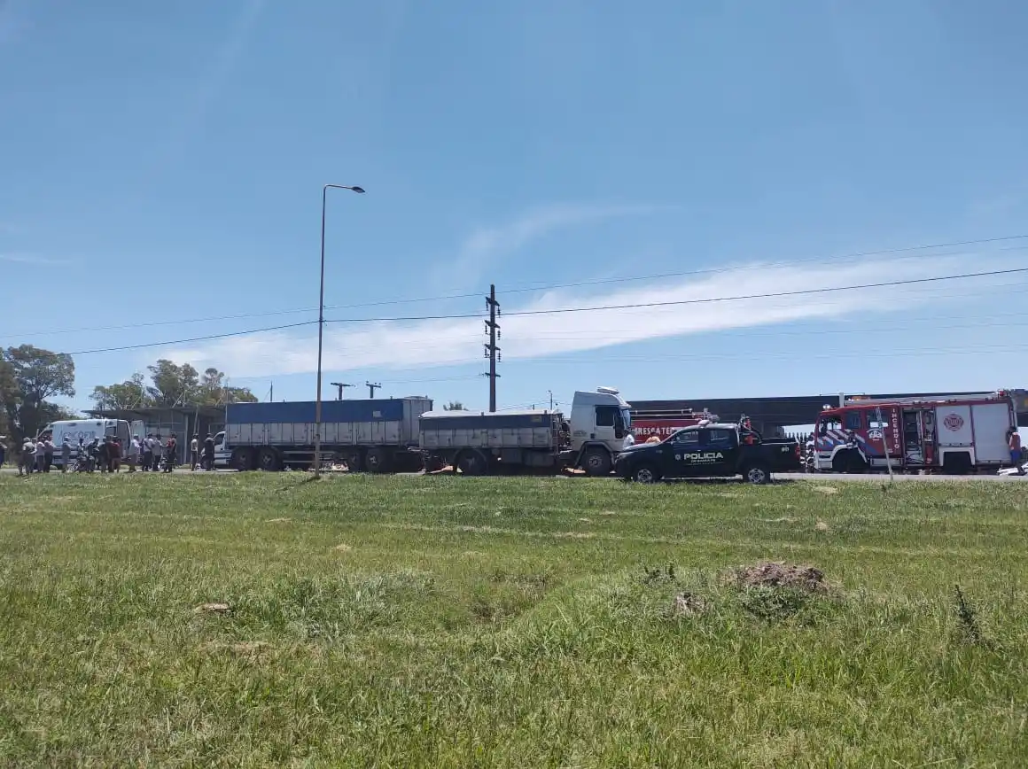 Grave siniestro entre dos camiones en la ruta nacional 33.