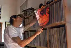 Más allá de la moda, el vinilo trasciende generaciones y vive uno de sus mejores momentos