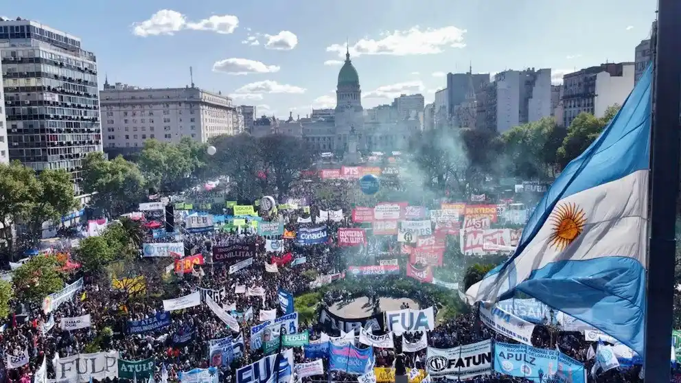 Marcha universitaria: la convocatoria al Congreso es masiva, con fuerte presencia bonaerense
