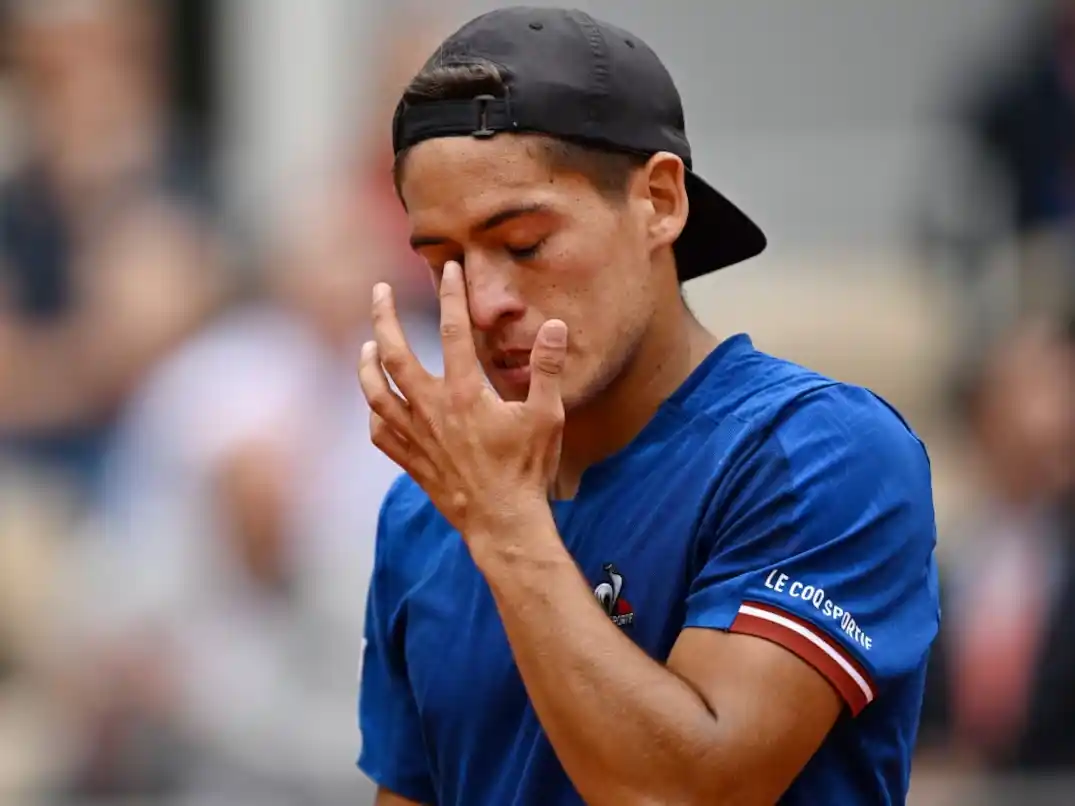Seba Báez abandonó el duelo ante Burruchaga por dolores en su rodilla . Foto: ESPN