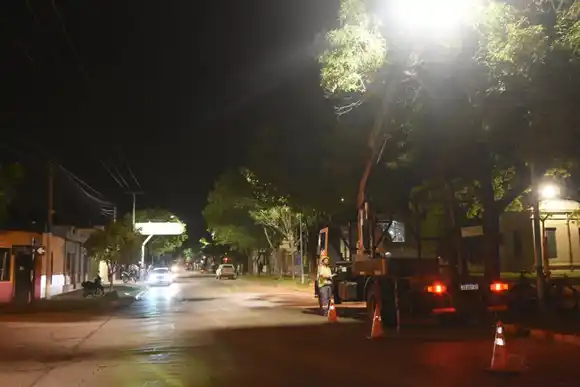 El Municipio avanza con la iluminación LED en Avenida Brasil