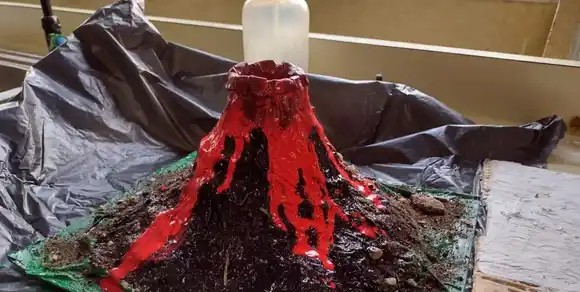 En terapia intensiva por un experimento: una niña sufrió quemaduras tras la explosión de la maqueta de un volcán