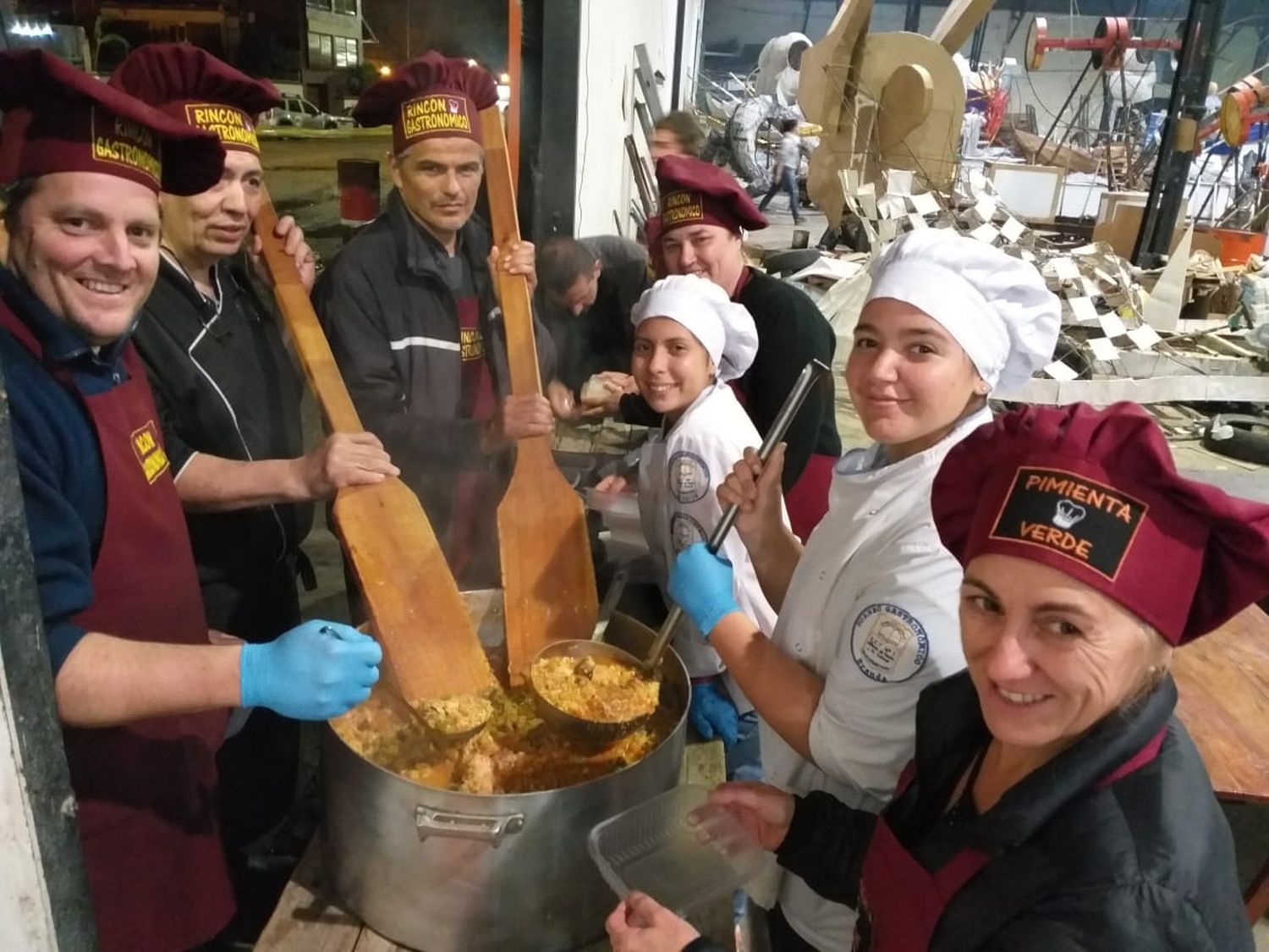 En un mega disco se cocinó la segunda cazuela binacional de los carroceros