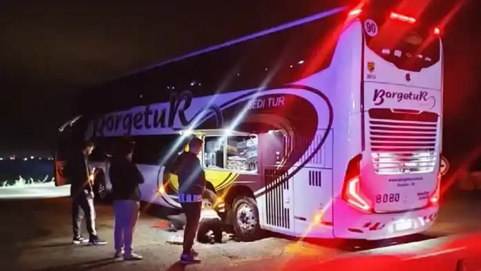 Un micro quedó “colgado” en un bache en una ruta de Entre Ríos