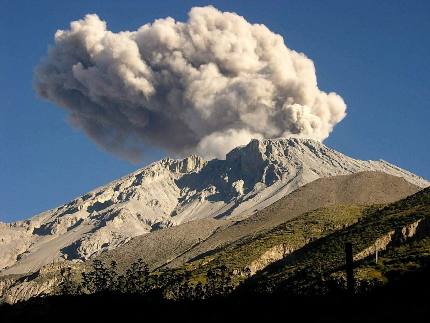 PERÚ AMPLÍA ESTADO DE EMERGENCIA por volcán en erupción