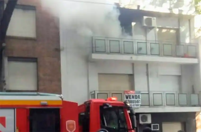 Se incendió un departamento céntrico y los vecinos del edificio se autoevacuaron