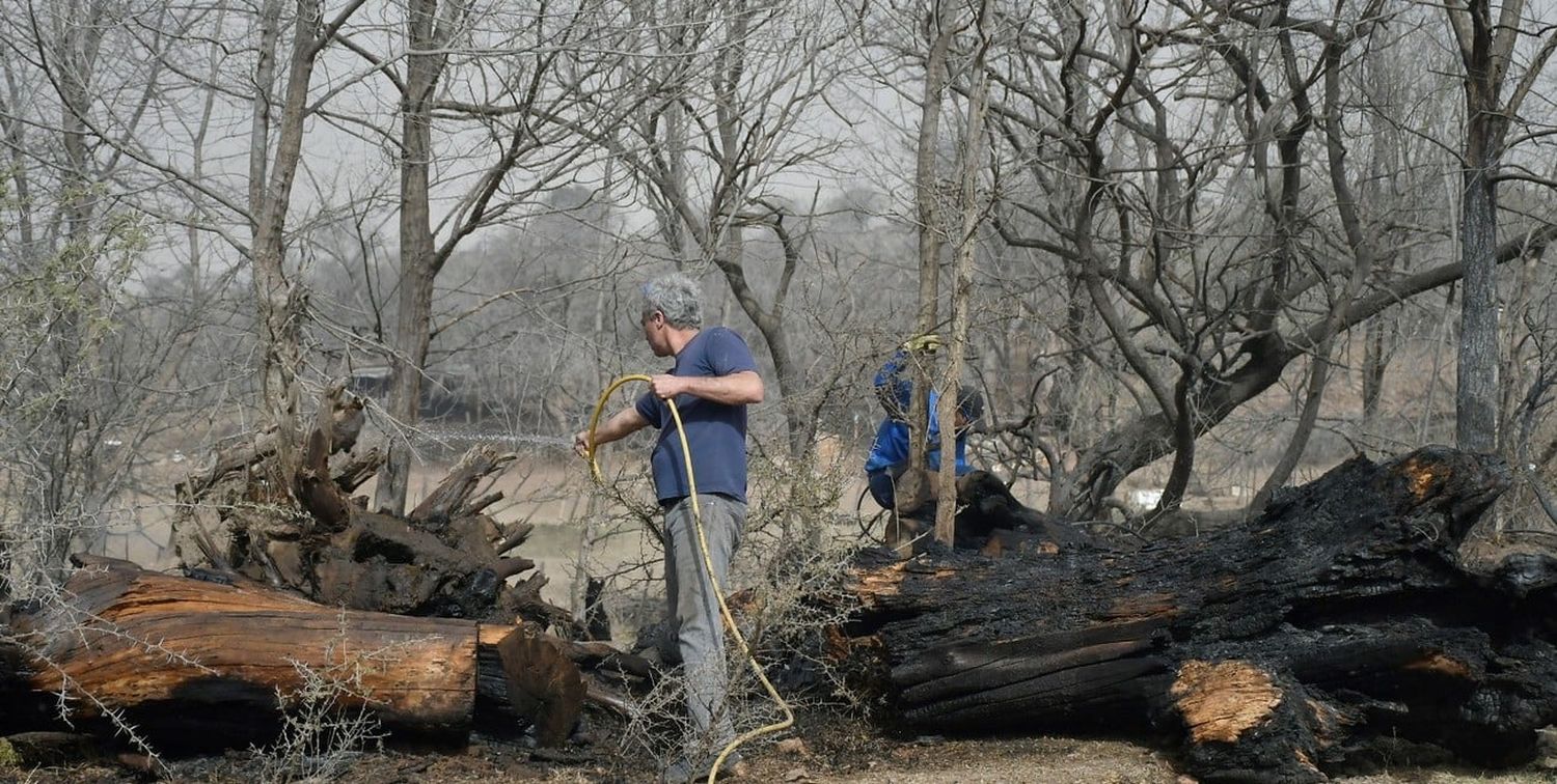 Más de 120 personas trabajan para combatir el fuego que se propaga desde Río Grande hasta los altos de El Trapiche.