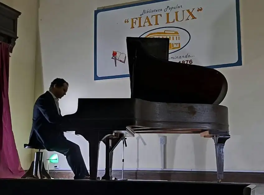 Club Social: Sábado 10 de mayo, 21 hs. 
Se presentará el concertista de piano Juan Pablo Marcó