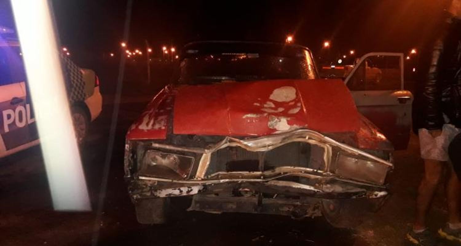Dos jóvenes se recuperan en el Hospital tras chocar en moto contra una camioneta