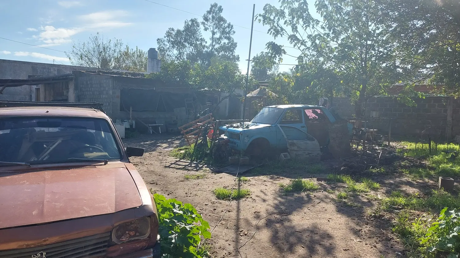 El interior del terreno donde vivía Vallejos. Foto: La Opinión.