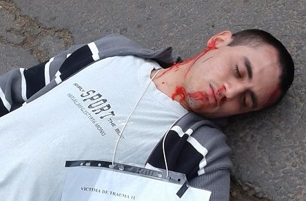 La importancia de los primeros auxilios: choque entre una moto y una camioneta