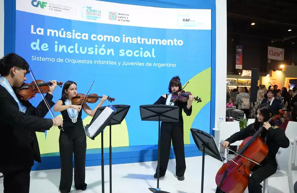 Valeria Atela presentó en la Feria del Libro la nueva edición del manual que proyecta la Orquesta-Escuela de Chascomús al mundo