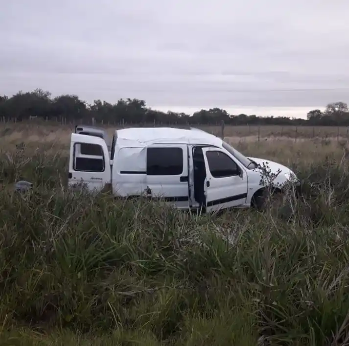 Furgoneta despistó y volcó en la banquina de la Ruta Nacional 127