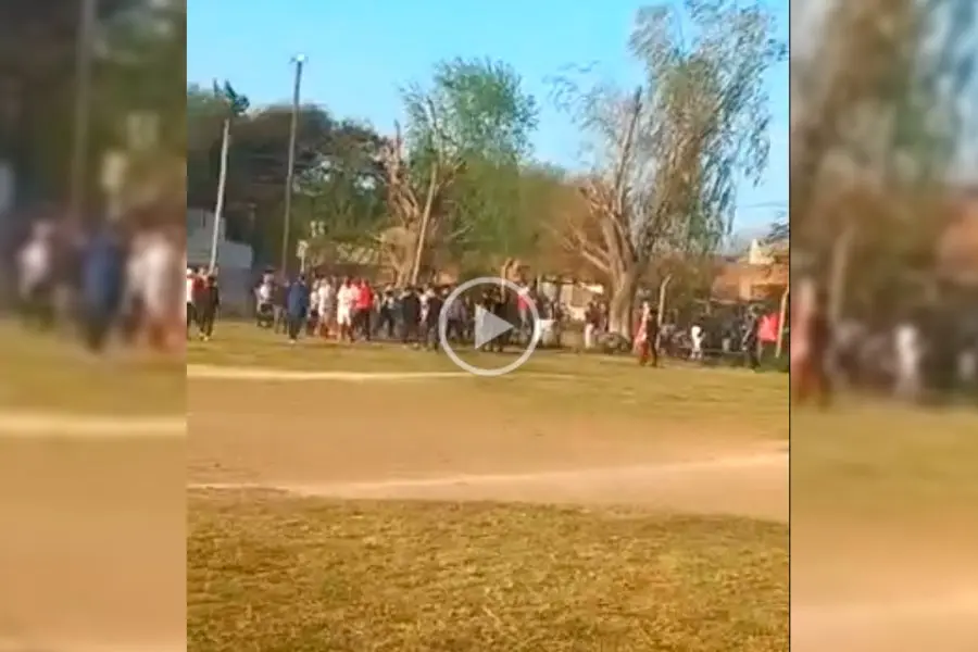 VIDEO | A las trompadas: disturbios con cuatro lesionados en un partido de la Liga Santafesina de Fútbol