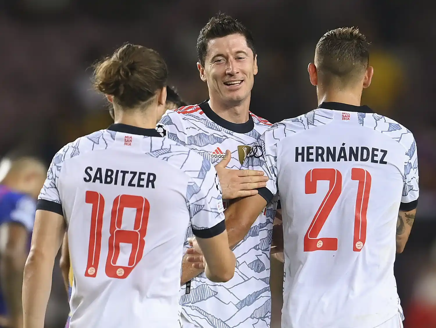 Uno de los festejos de Bayern Múnich, con Sabtizer, Lewandoswki y Hernández.