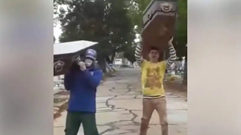 Insólito: En el cementerio de Lomas de Zamora parodiaron el video viral del momento y estalló la polémica en las redes