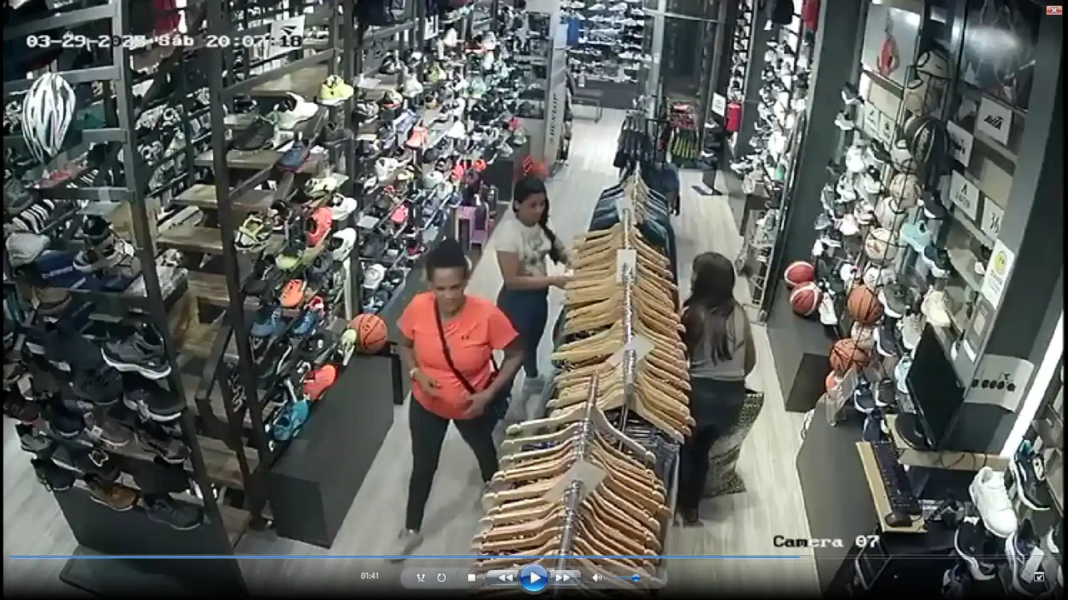 Las mujeres quedaron captadas por las cámaras de seguridad.