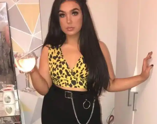 Le arrancó un pedazo de cara de un mordisco por "robarle al novio"