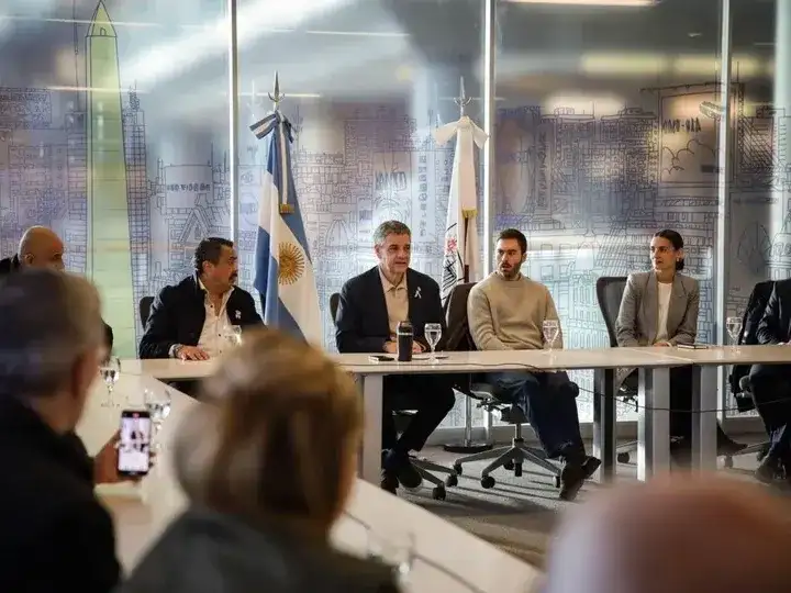 Los taxis y aplicaciones competirán “con reglas claras”, adelantó Macri