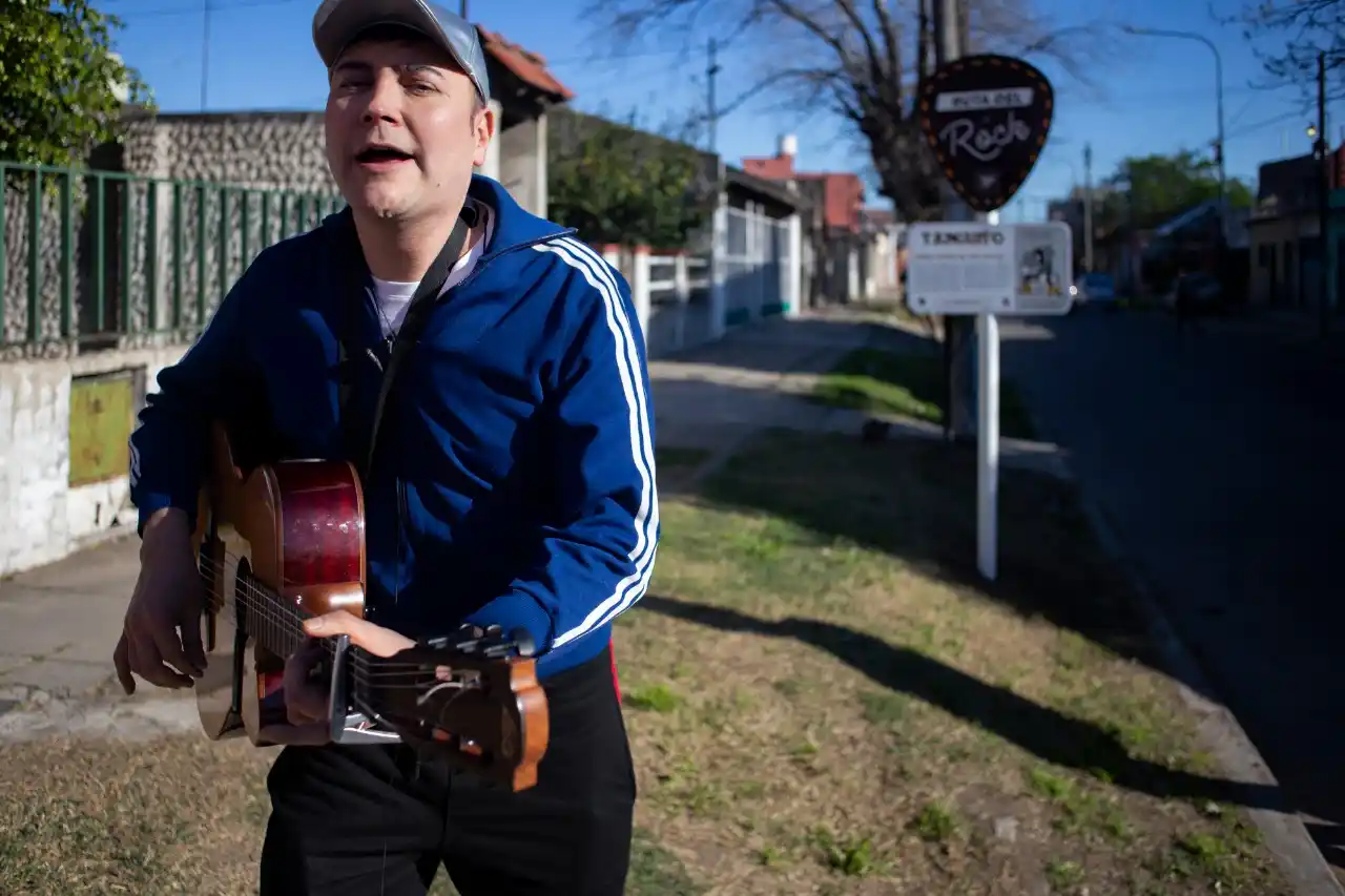 Tres de Febrero: Leo García tocó en la casa de Tanguito y dio inicio a la Ruta del Rock en Caseros