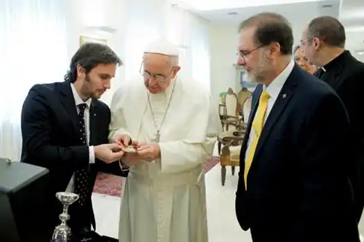 El Papa recibió a Pallarols, quien hará el trofeo del Partido de la Paz