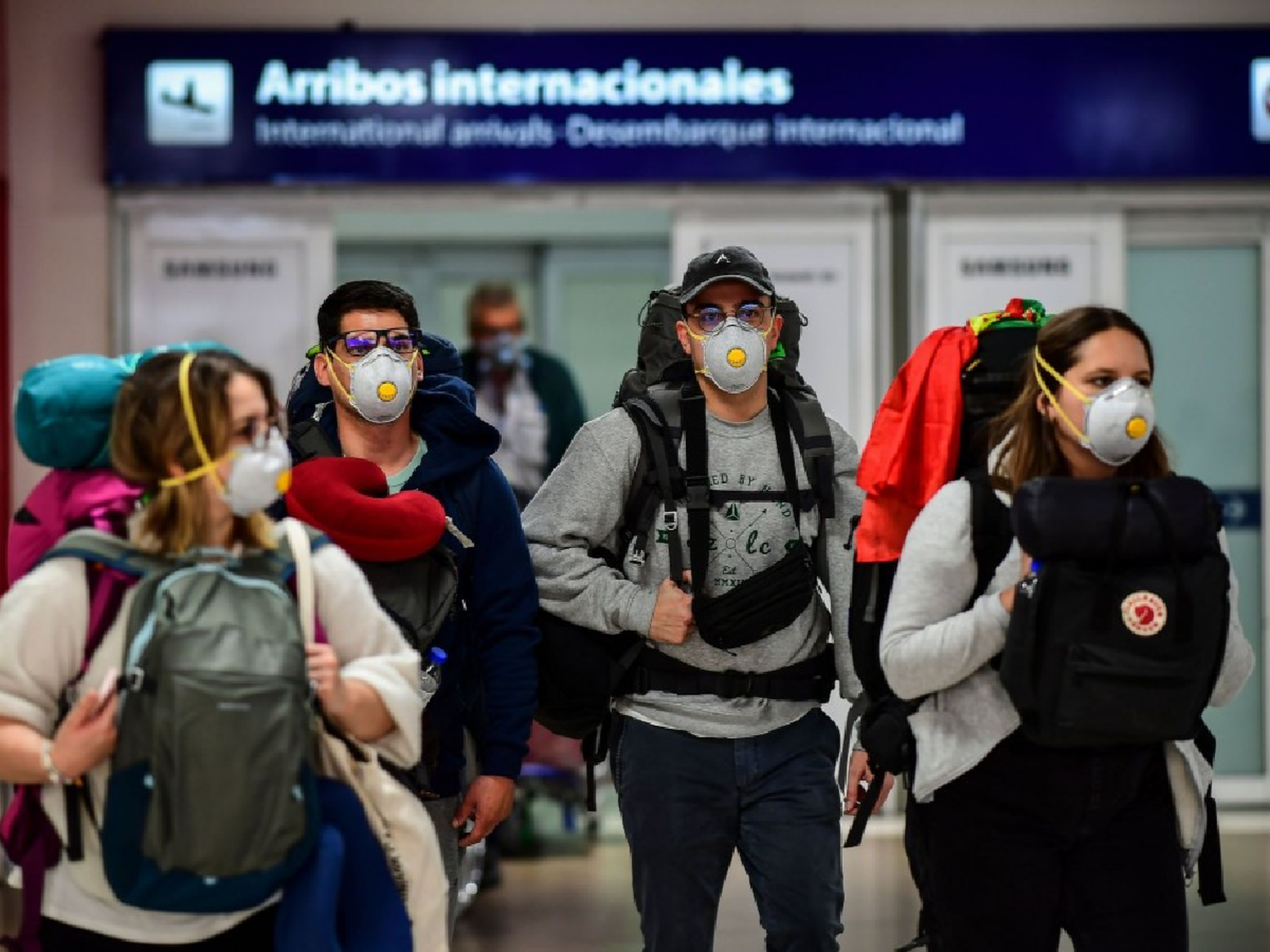 Prohíben a tarjetas vender pasajes al exterior en cuotas