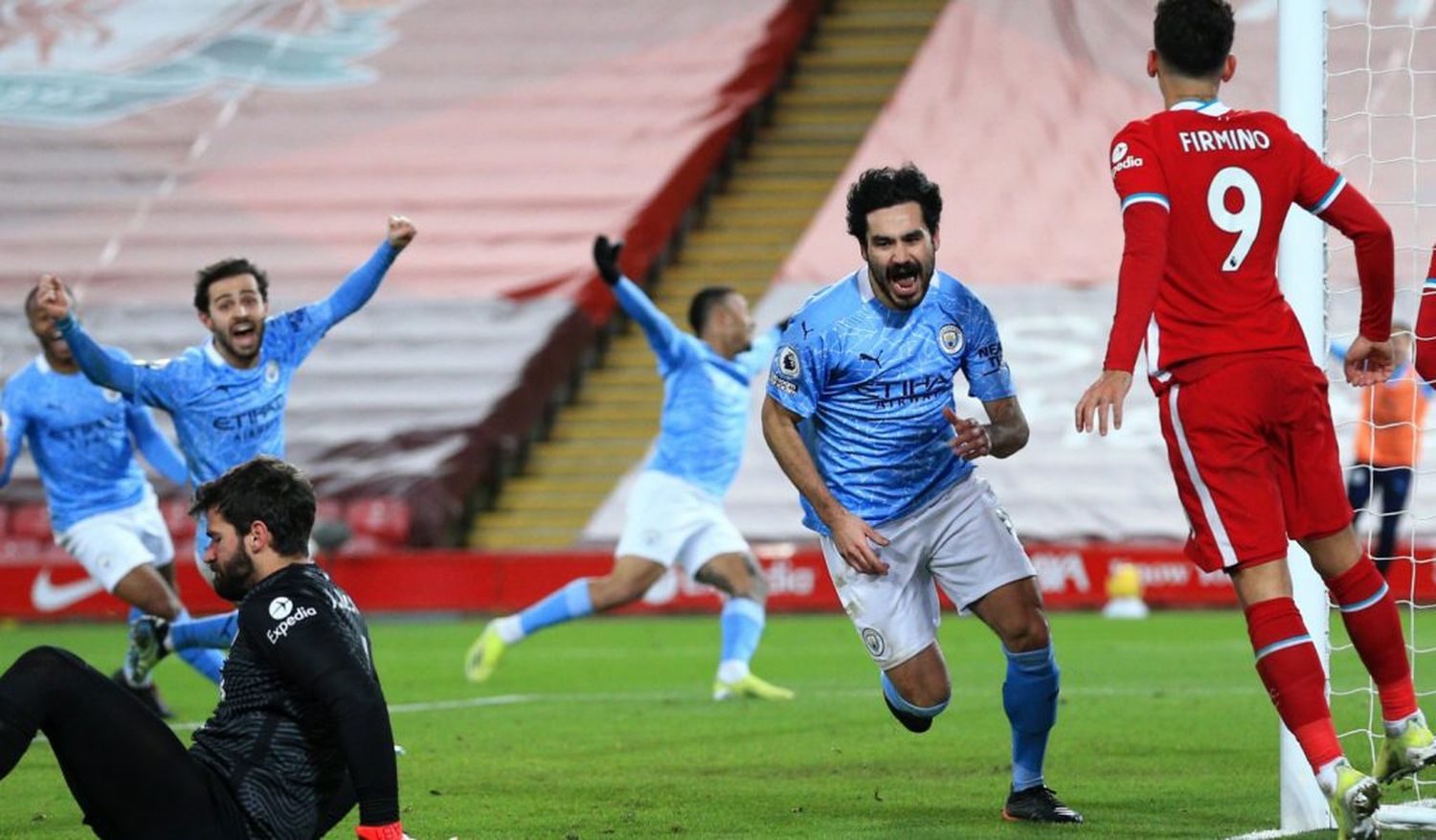 El City se floreó en Anfield y se escapa en lo alto
