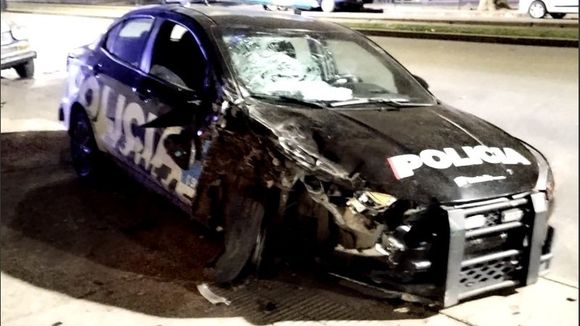 Fuerte choque de un patrullero contra un auto estacionado en zona oeste