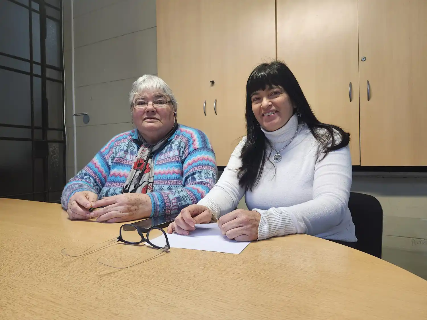 Luján, una mujer que sufrió una estafa, y la directora de Relaciones con la Comunidad Zulma Ferreyra.