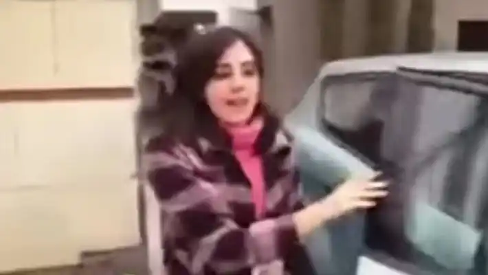 Escrachó a su esposa saliendo del hotel con su amante