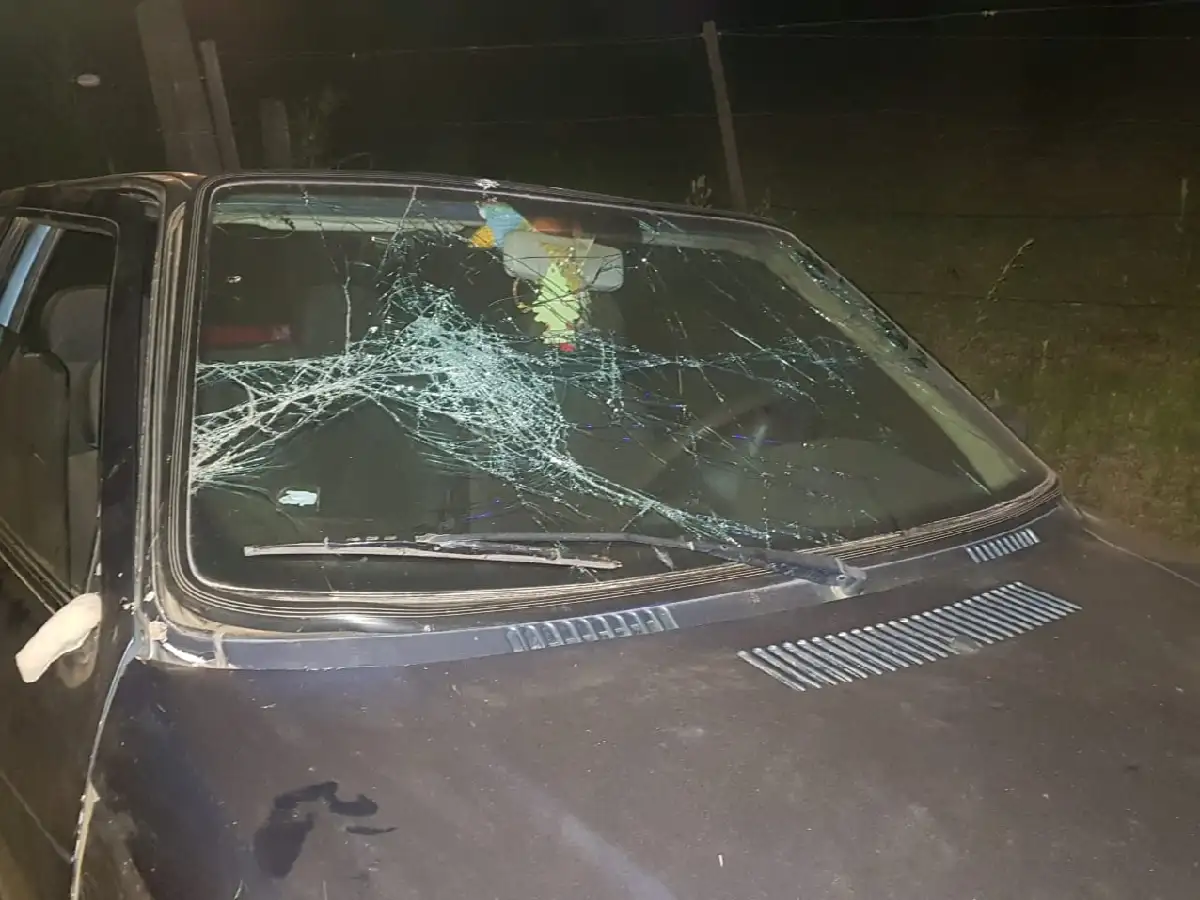Chocaron un auto y un tractor en un camino rural de Josefina
