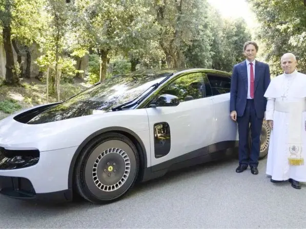 León XIV recibe como obsequio el volante del Ferrari Luce, el primer automóvil 100% eléctrico de la marca italiana