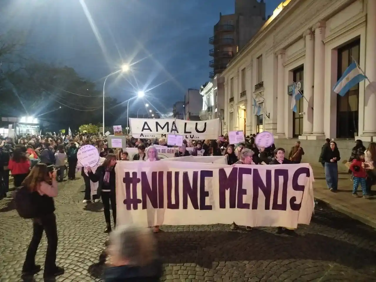 El movimiento Ni Una Menos nació el 3 de junio de 2015 como respuesta a la creciente cantidad de femicidios en el país y que, más de una década después, los reclamos continúan vigentes.